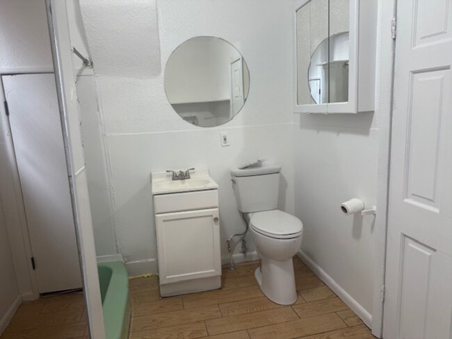 Building Photo - 2 Bedroom 1 Bath Single family home p