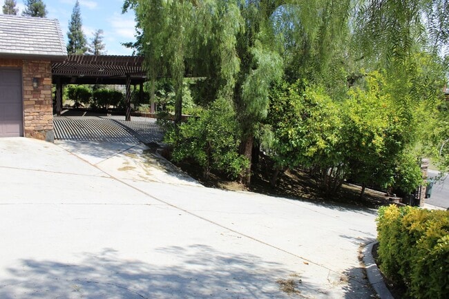 Building Photo - Unique Bakersfield Home for Rent Bakersfiled Country Club