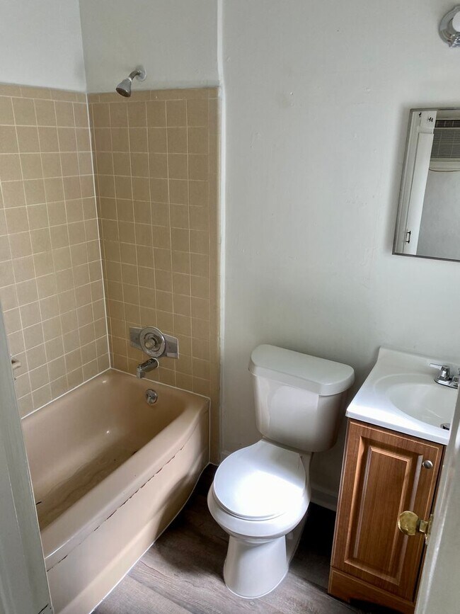 Building Photo - Cozy 1/1 duplex unit on a large lot - Available in June.
