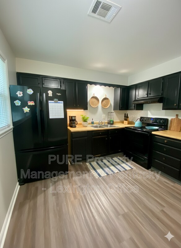 Building Photo - 3736 Camelot Dr