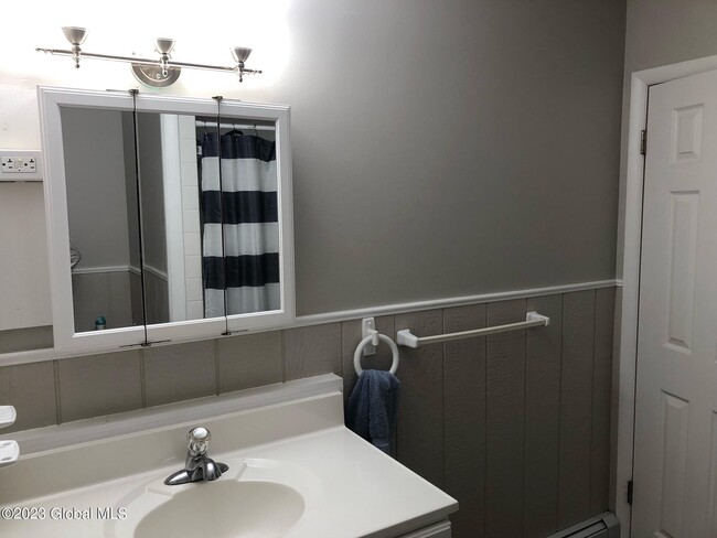 Building Photo - 121 Maple Ave