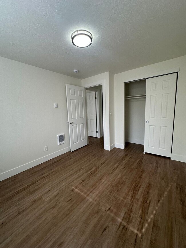 Building Photo - Stunning Fully Renovated 3-Bedroom Home in...