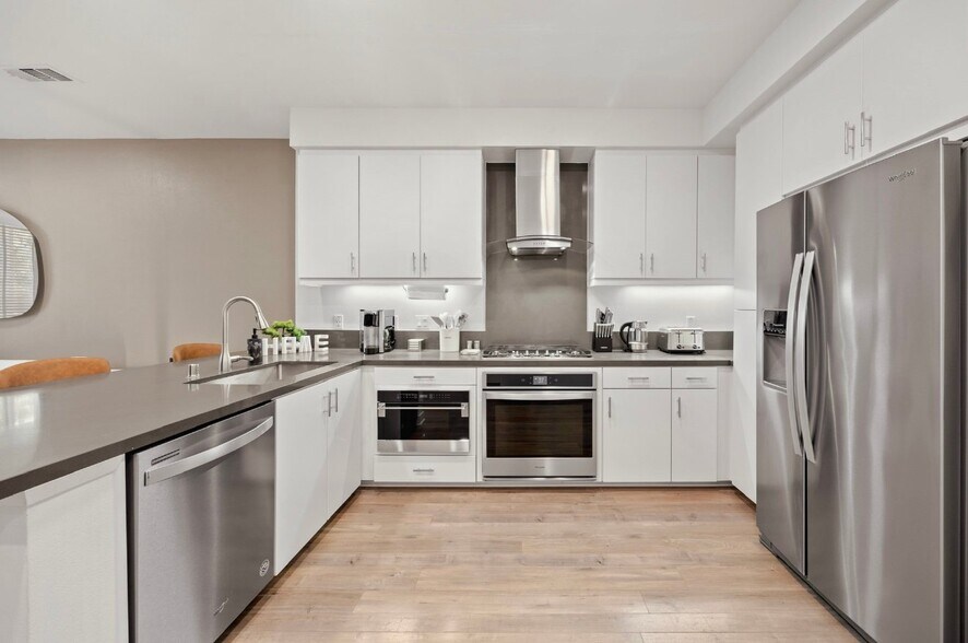 Building Photo - 2338 Nolita