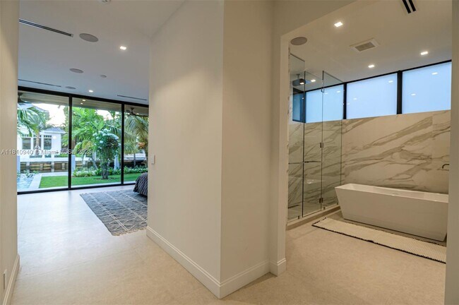Building Photo - 401 Royal Plaza Dr