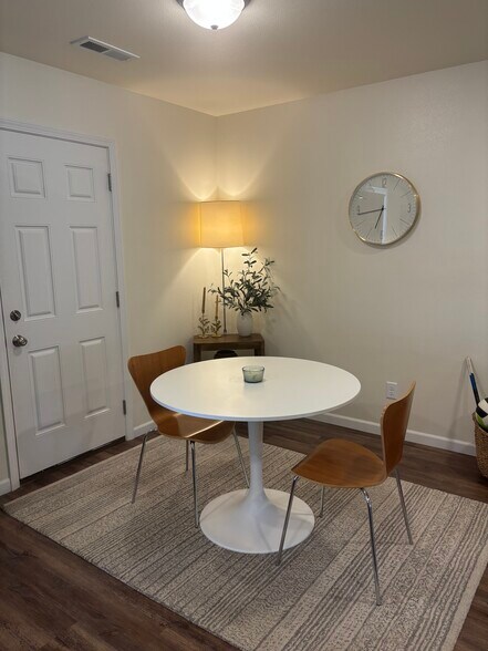 Building Photo - 304 Post Oak Dr