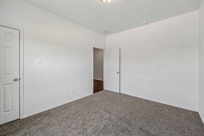 Building Photo - 512 Stableford St
