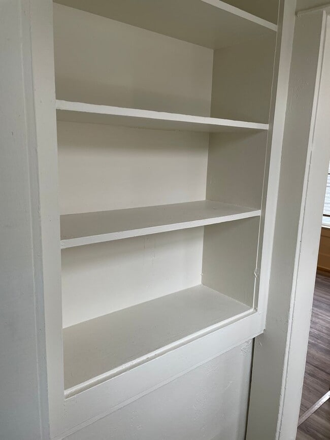 Building Photo - Newly Updated 1 Bedroom 1 Bathroom-Upstair...