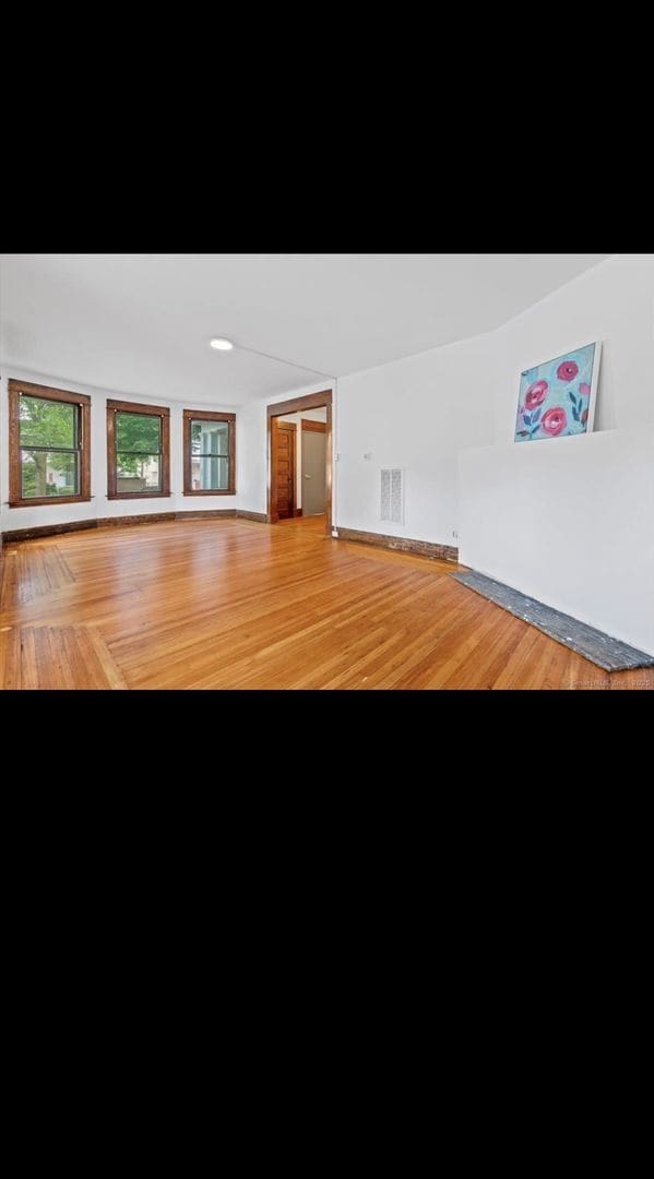 Building Photo - OVERSIZED FIRST FLOOR 3 BEDROOM APARTMENT WITH WASHER/DRYER