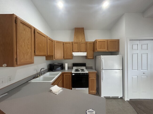 Building Photo - 15 Fairway Dr