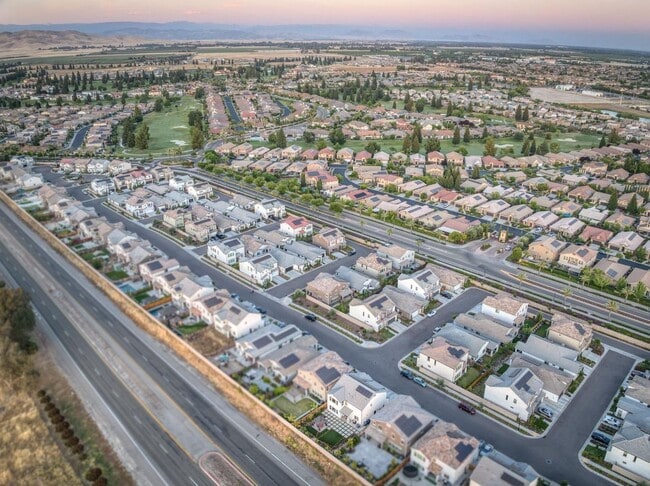 Building Photo - Copper River Canvas on the Bluffs! 4B/3BA ...