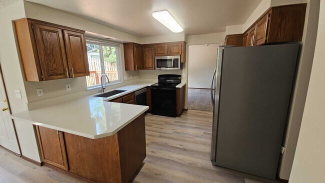 Building Photo - Spacious 2467 sq ft 4 Bedroom 2.5 Bath hom...