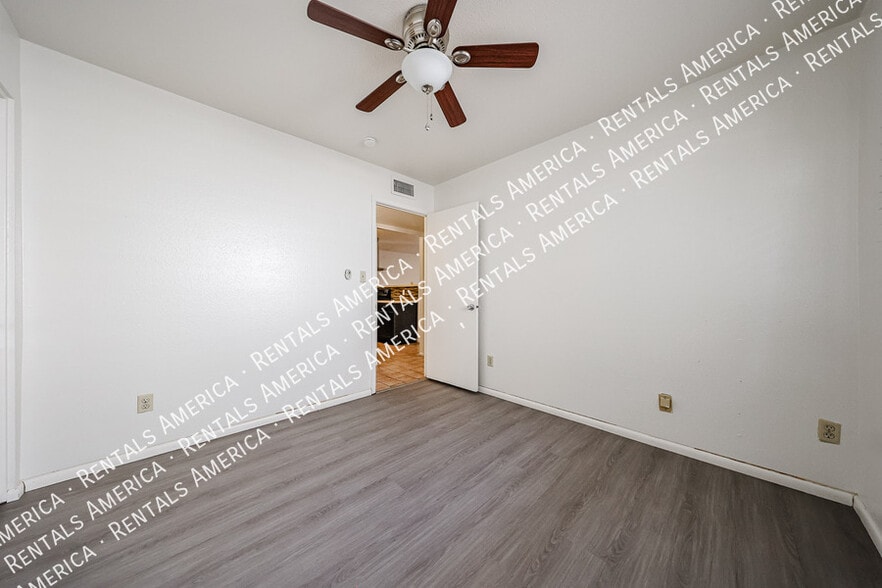 Building Photo - 2156 E Yale Dr