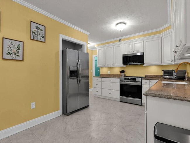 Building Photo - Have It All in Crystal City: Spacious, Stylish & Steps From Everything!