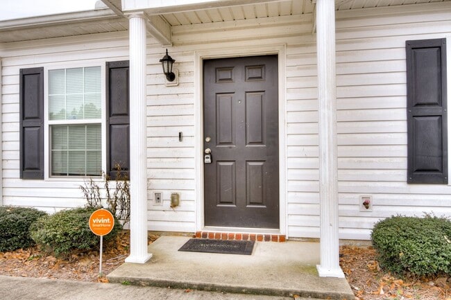 Building Photo - End Unit Townhome!