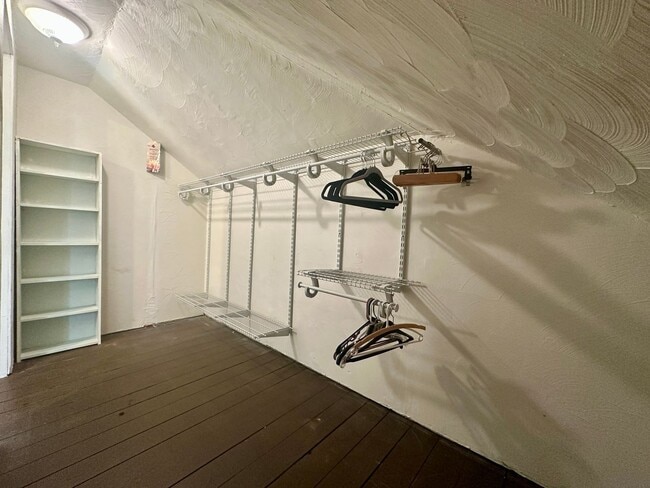 Building Photo - Furnished 2 bedroom Craftsman Apartment
