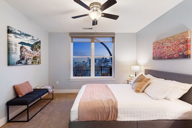 Building Photo - Gorgeous condo with city views