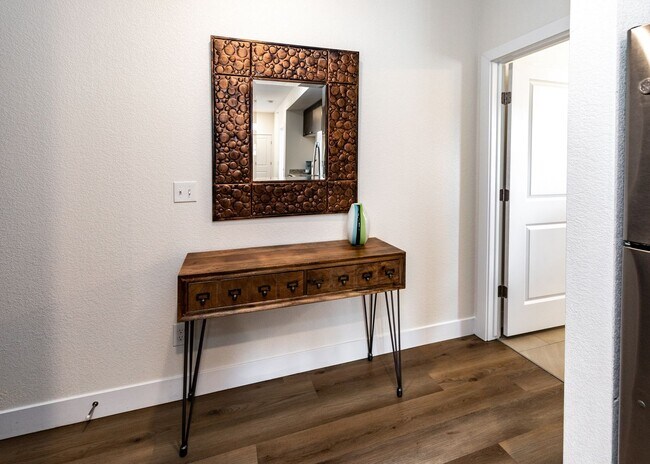 Building Photo - 1 bed, 1 bath Top Floor near Garden of the Gods