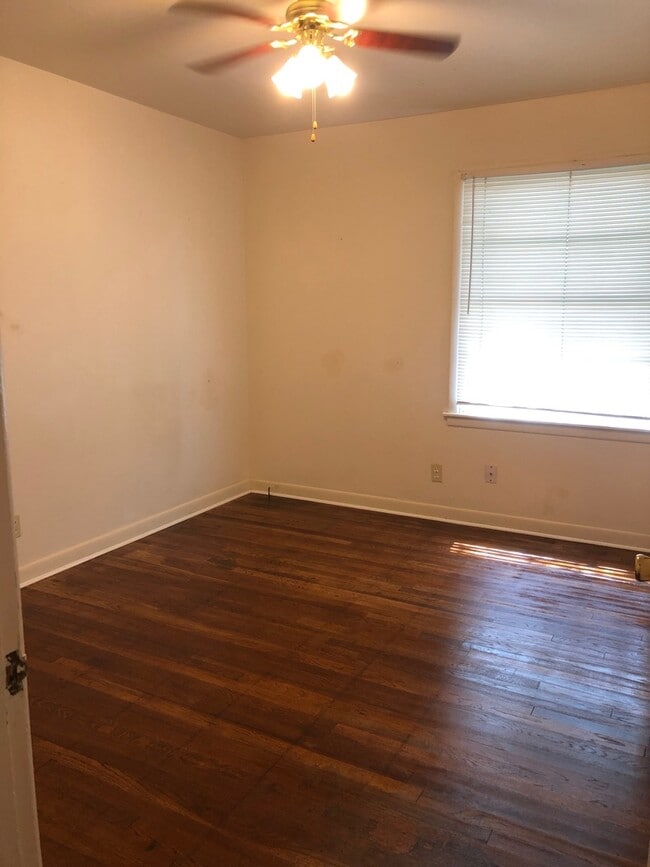 Building Photo - Located in Avondale!!! 3/1 Large Fenced Ba...