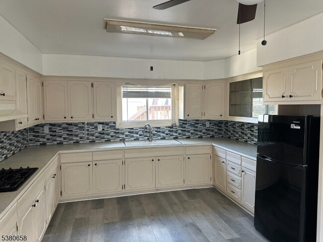 Building Photo - 296 Preakness Ave