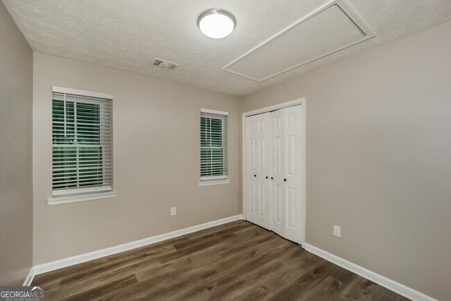Building Photo - 540 Hillsdale Dr