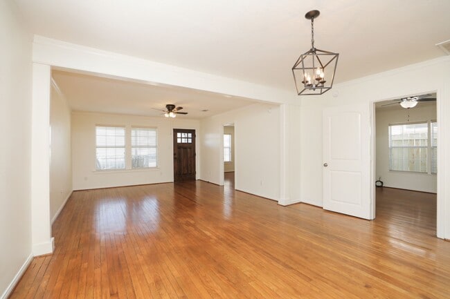 Building Photo - 905 Kern St