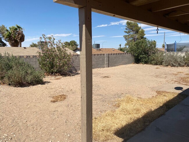 Building Photo - Henderson!!! 4 Bedrooms!! Single Story!! 2 car garage!! Big Back Yard!!! No HOA!! All Appliances!!