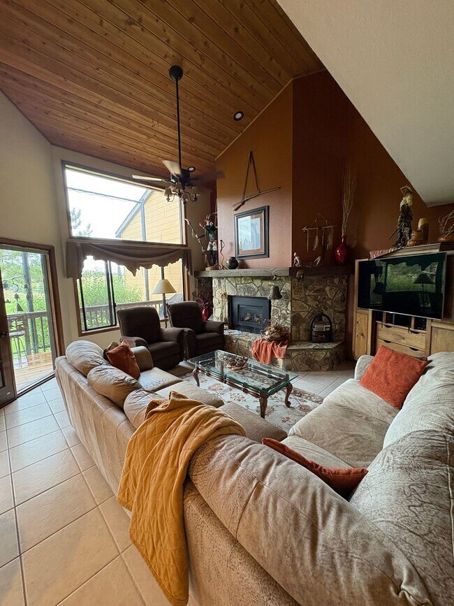 Building Photo - Vacation Rental: Golf Course Views Country...
