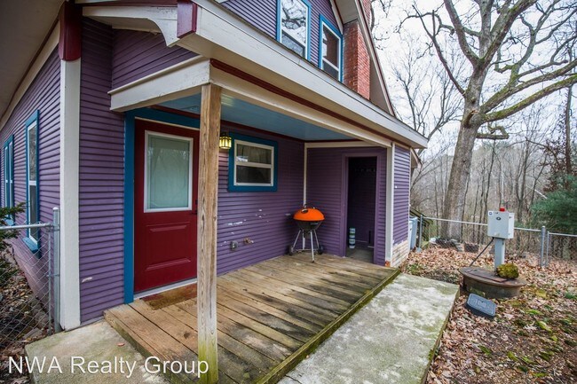 Building Photo - 3 br, 2 bath House - 700 E. Spruce Street