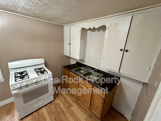 Building Photo - 516 1/2 E 14th