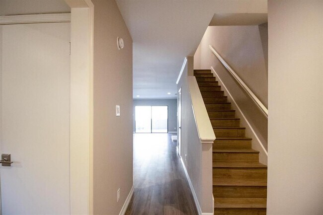 Building Photo - 913 Memorial Village Dr