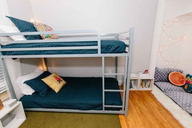 Building Photo - Charming 5-Bedroom Home in Club Crest