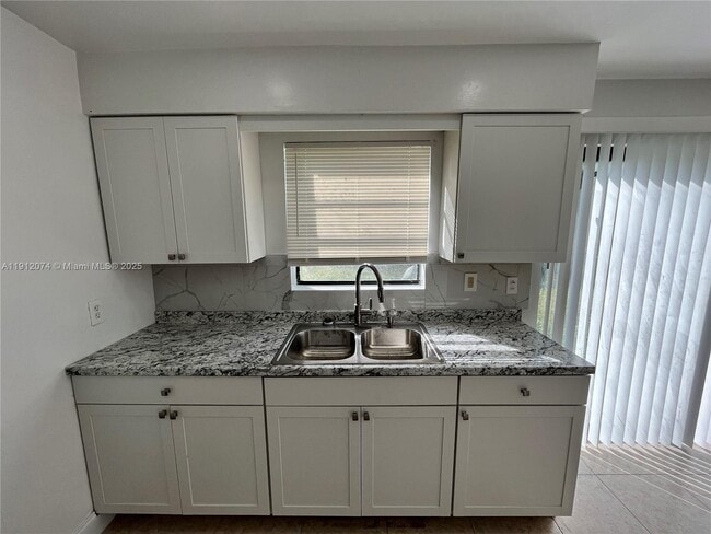 Building Photo - 2031 NW 30th Ave