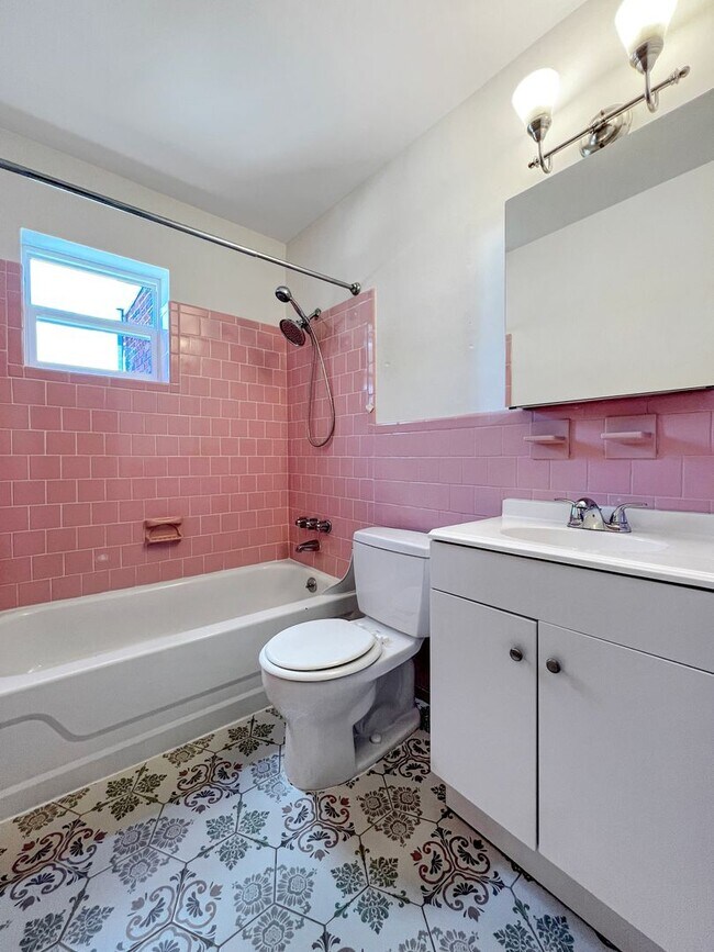 Building Photo - Classic Richmond Row House Steps from Byrd...