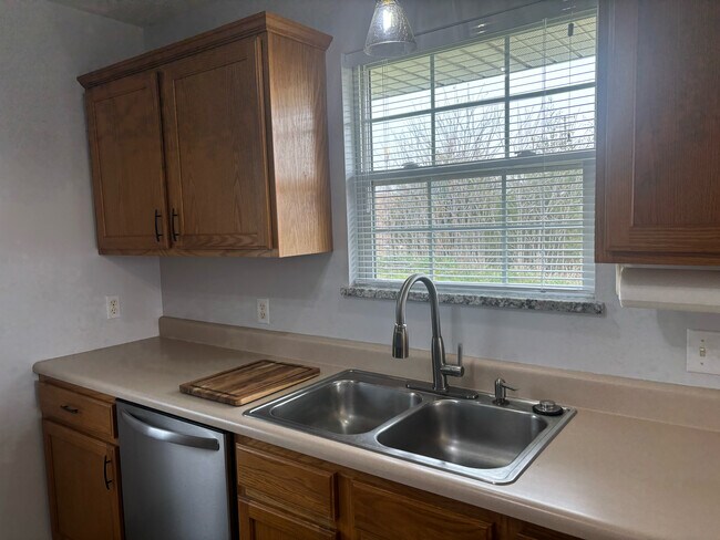 Building Photo - 898 N 22nd St