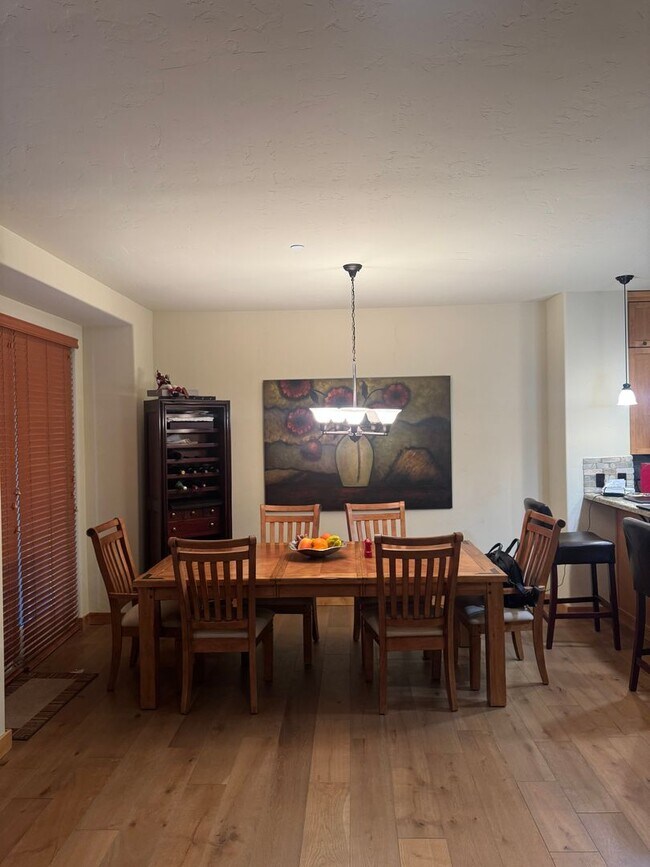 Building Photo - Luxury Fully Furnished 4BD/4BA Mountain Retreat with Hot Tub & Garage – Woodwinds #34, Mammoth Lakes