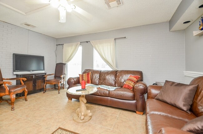 Building Photo - 13102 Richmond Ave.