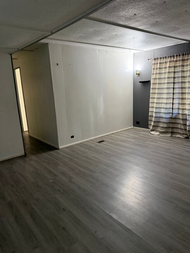 Building Photo - 3 Bedroom on large lot
