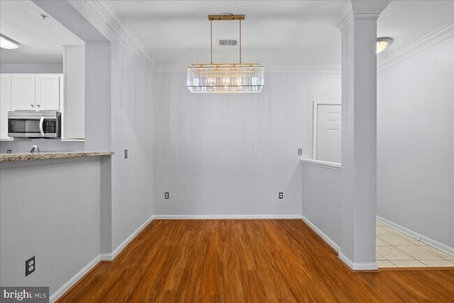 Building Photo - 4852 Eisenhower Ave