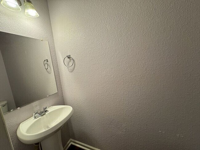 Building Photo - Over 2800 square feet!