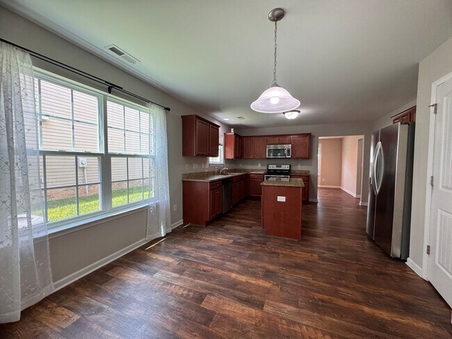 Building Photo - 5BR 3BA Home with Screened Porch
