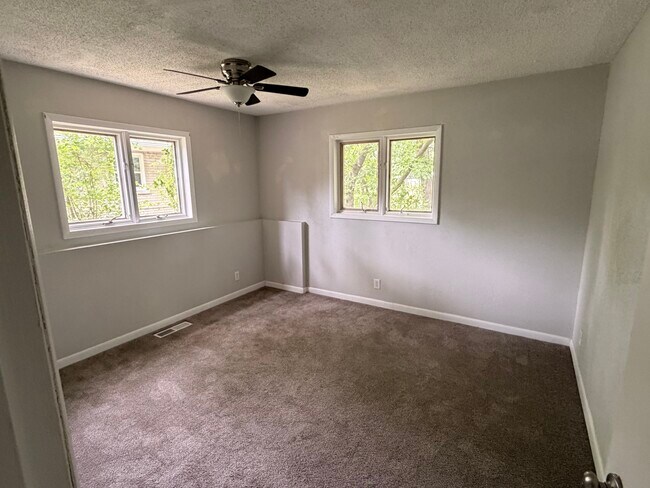 Building Photo - 1206 Treetop unit B