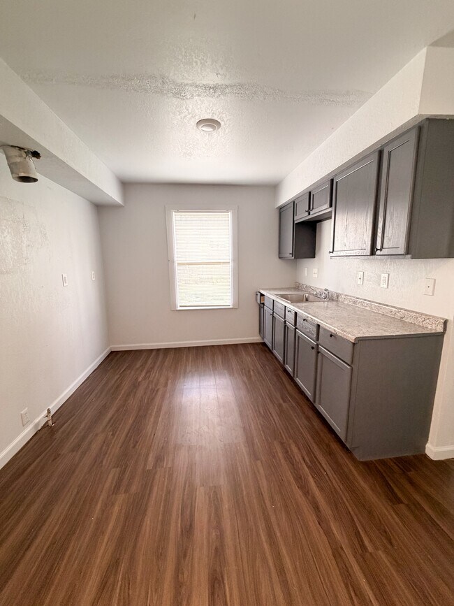 Building Photo - 539 Kitchener St