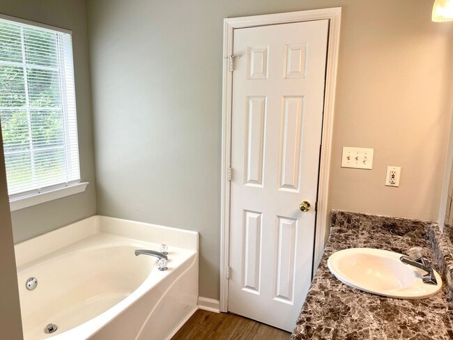 Building Photo - ONE MONTH FREEE! If you move in by Dec 1st