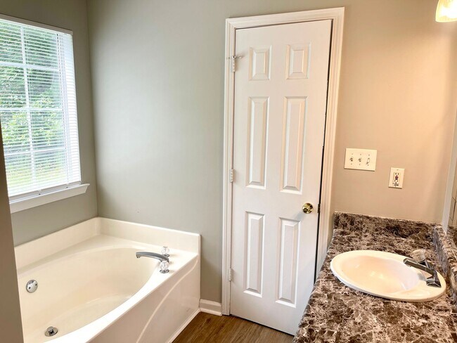 Building Photo - Welcome to this charming 3-bedroom, 2-bath...