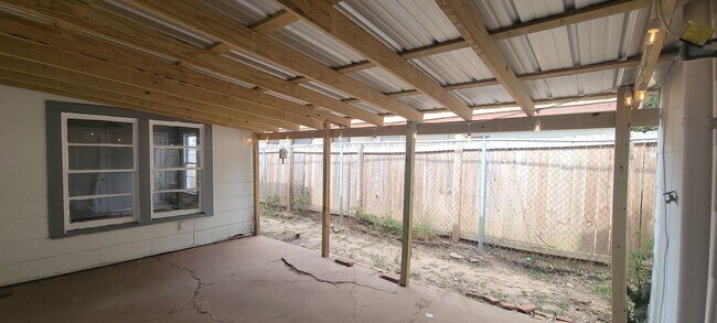 Building Photo - Beautiful 3 bedroom/1.5 bathroom house wit...