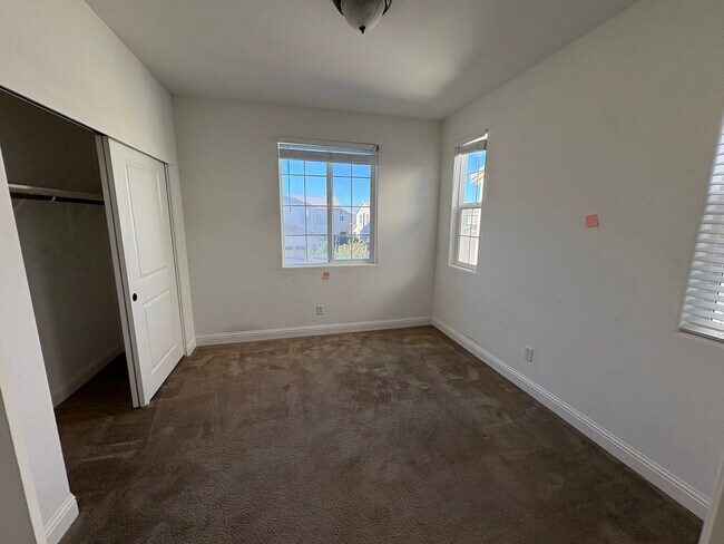 Building Photo - Large 5 bedroom home with loft.  Featuring 2 primary bedrooms