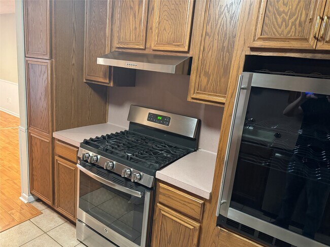 Building Photo - 5814 Viking Dr