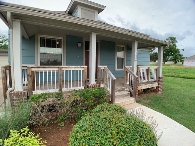 Building Photo - Edmond 3 bed 1 1/2 bath close to UCO