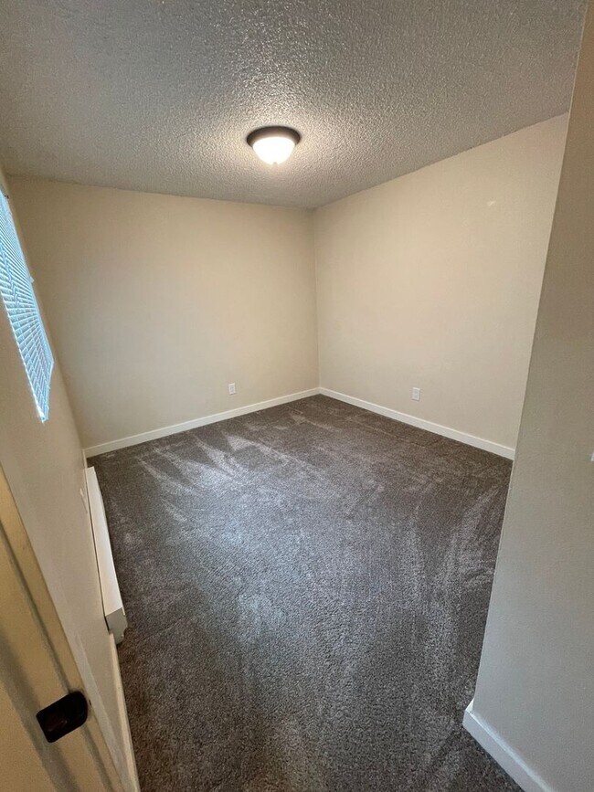 Building Photo - 2145 Eastview Pl