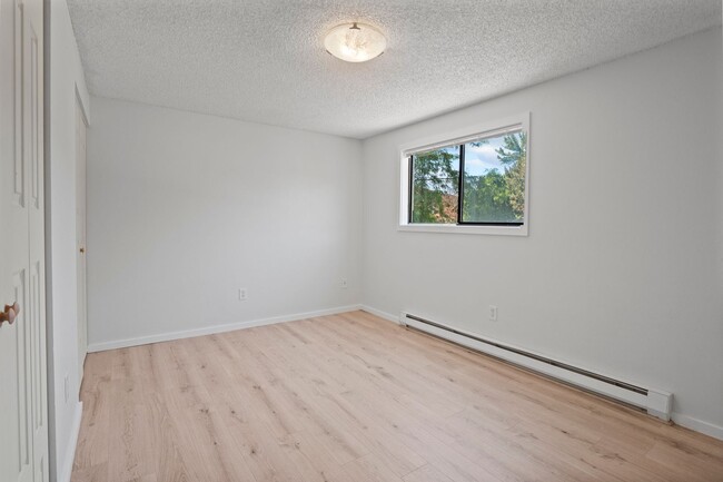 Building Photo - Spacious And Nicely Updated 2 bed 1 Bath C...